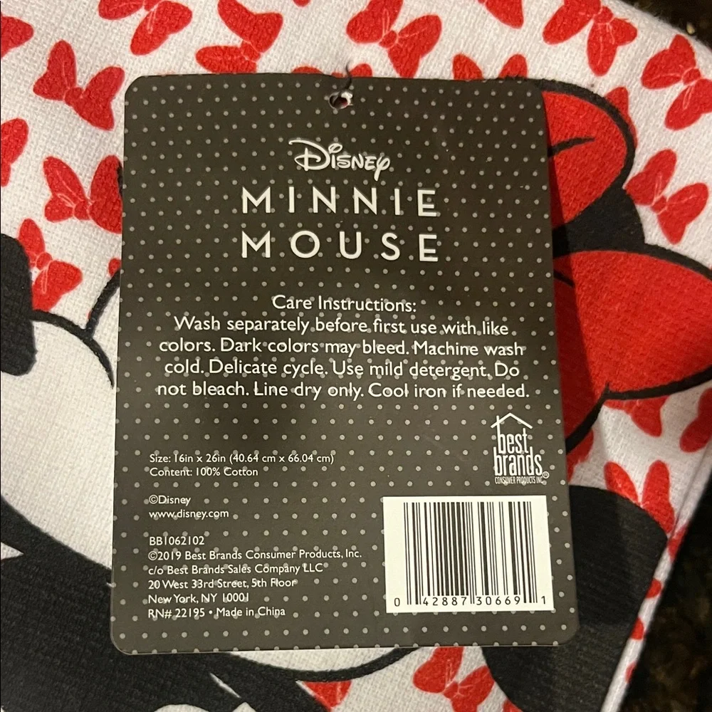 2 adorable Disney’s Minnie Mouse hand Towels - Picture 3 of 4